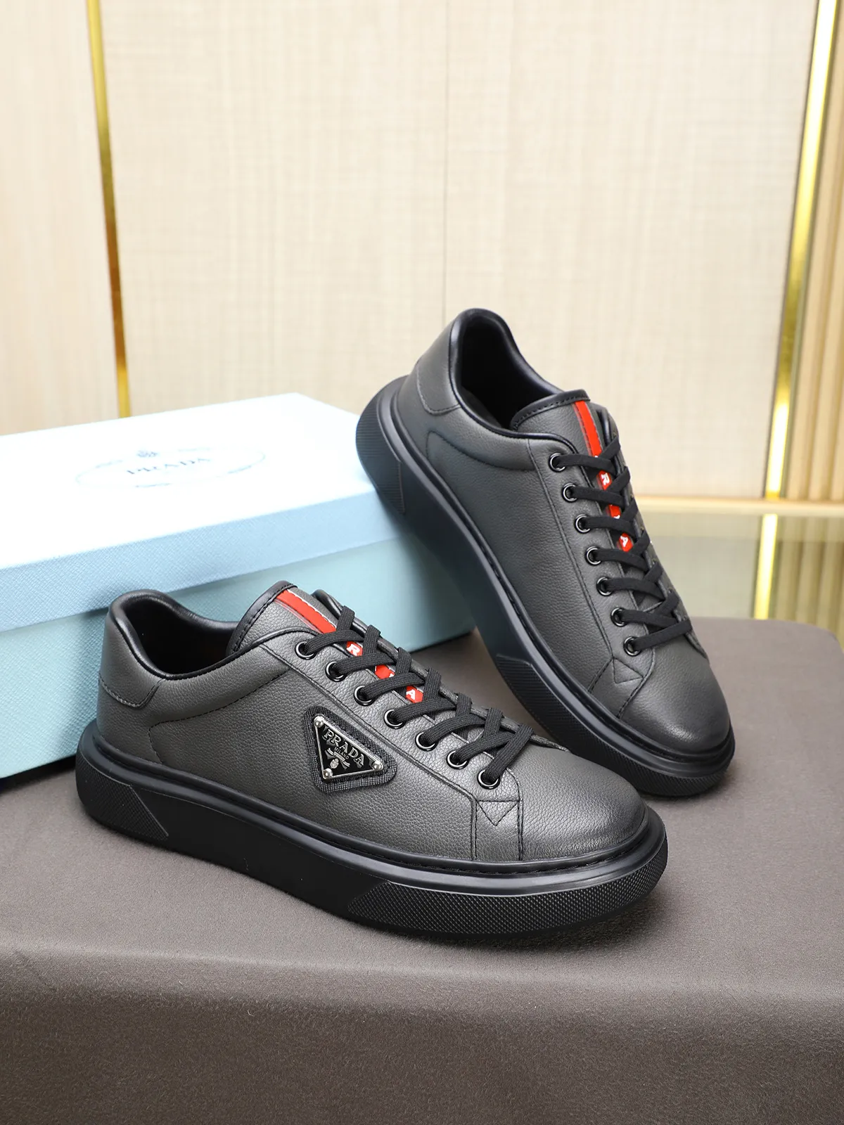 Men's shoes 💰460 Prada/Prada Men's new casual shoes, this upper is made of imported calfskin + sheep lining! The outside is decorated with the P family's classic metal triangle enamel logo, and the outsole is made of non-slip sports foam ultra-light outsole, which feels good on the feet and is a fashionable and fashionable item!  Size: 38-44 (45 customized)